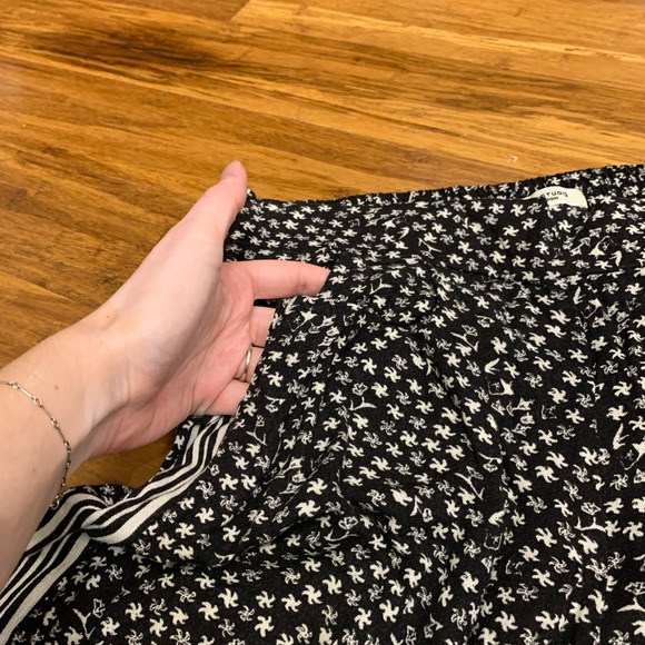 Max Studio London Black Floral Wide Leg Cropped Pants Size Medium Striped Casual - Picture 2 of 7